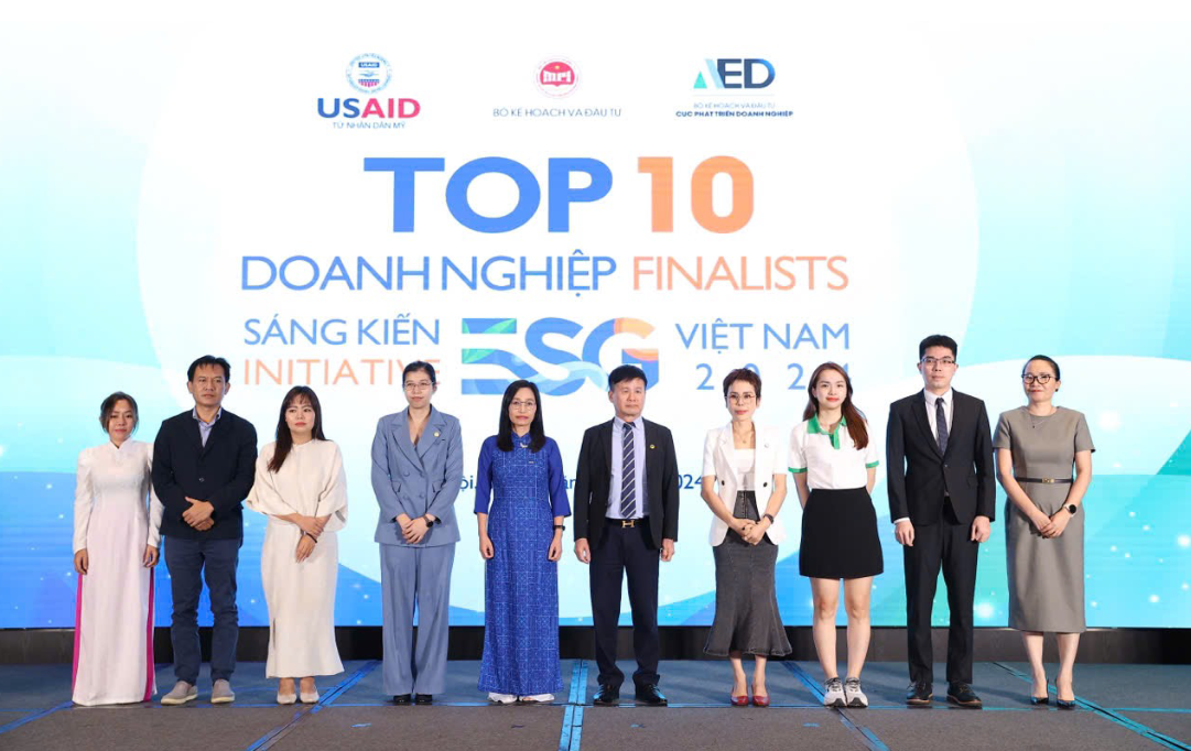 CEO Nguyễn Thị Hải Bình trong sự kiện vinh doanh top 10 Doanh nghiệp ESG Việt Nam 2024