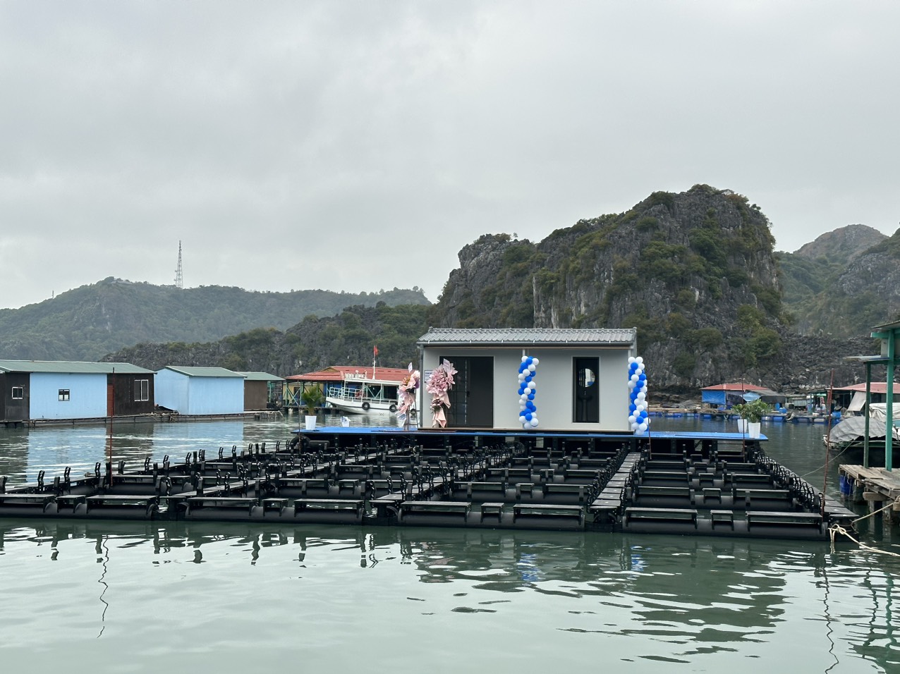 Nhà nổi trên biển